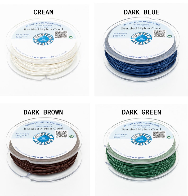 Puede incluir: Cuatro carretes de cord&oacute;n de nailon trenzado Griffin en crema, azul oscuro, marr&oacute;n oscuro y verde oscuro. Cada carrete est&aacute; etiquetado con el texto "Multiple Use Nylon Cord" y "Braided Nylon Cord" para ensartar perlas y abalorios.