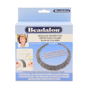 Puede incluir: Un kit de herramientas de tejido de collar Beadalon con instrucciones, un gancho de cierre, 38 pines, un cordón espaciador y un inserto de espuma. ¡Crea collares tejidos finamente!
