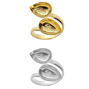 Puede incluir: Dos anillos, uno de oro y otro de plata, con un diseño de lágrima. Los anillos son abiertos y ajustables.