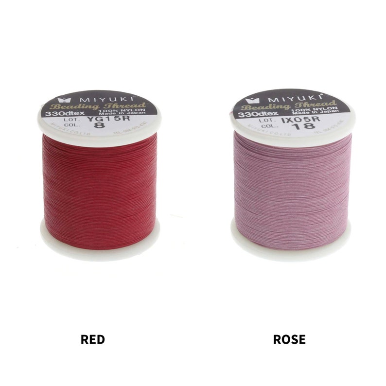 Op de afbeelding: Twee spoelen Miyuki Beading Thread, &eacute;&eacute;n rood en &eacute;&eacute;n roze. De spoelen zijn gelabeld met de merknaam, het type draad, de maat en de kleur. De rode spoel is gelabeld "YG15R 8" en de roze spoel is gelabeld "IXO5R 18".
