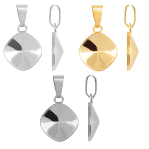 Peut inclure: Quatre breloques pendantes en différentes finitions : argent, or et deux argent. Chaque breloque est un carré avec un dessus bombé et une boucle pour l’attacher à une chaîne.