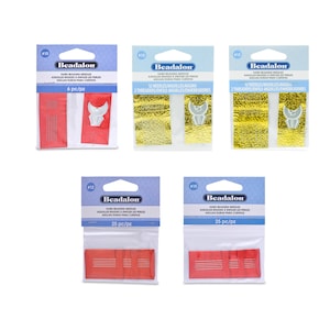 Könnte beinhalten: Sortiment an Beadalon Perlennadeln in roter und goldener Verpackung. Die Verpackungen enthalten verschiedene Mengen an Nadeln, darunter 6, 12 und 25. Die Verpackungen sind mit dem Markennamen Beadalon und der Anzahl der enthaltenen Nadeln gekennzeichnet.