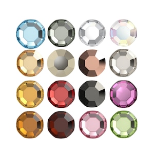 Peut inclure: Une collection de seize cristaux ronds à facettes disposés en une grille de quatre par quatre. Les pierres présentent diverses couleurs, notamment bleu clair, gris, transparent, irisé, or, beige, marron, argent, jaune, rouge, noir, violet, bronze, brun foncé, rose et vert citron.