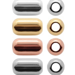 Peut inclure: Quatre ensembles de perles métalliques, chaque ensemble dans une couleur différente : argent, or, or rose et noir. Chaque ensemble comprend une perle ronde et une perle cylindrique plus longue.