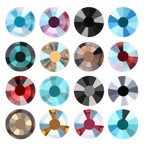 Peut inclure: Assortiment de 12 strass ronds à dos plat de différentes couleurs et motifs. Les strass ont un design facetté et une surface claire et réfléchissante.