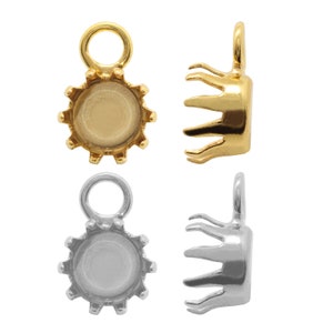 Op de afbeelding: Vier sieradenonderdelen worden getoond: twee goudkleurige en twee zilverkleurige. Elk onderdeel heeft een cirkelvormige lus aan de bovenkant, een cirkelvormige bezel en een prong setting. De onderdelen zijn ontworpen voor het maken van sieraden en knutselen.