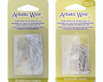 Może przedstawiać: Dwa opakowania dodatkowych kołków do jigu do bransoletek 3D. Opakowania są żółte z białą obwódką i tekstem "Artistic Wire" w kolorze niebieskim. Lewa paczka zawiera 30 zestawów kołków, a prawa paczka zawiera 18 zestawów kołków.