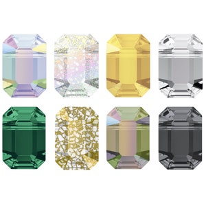 Może przedstawiać: Osiem szklanych koralików o szlifie szmaragdowym w różnych kolorach, w tym przezroczysty, srebrny, złoty, zielony i tęczowy. Koraliki mają otwór w środku do nawlekania.