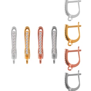 Könnte beinhalten: Vier Ohrring-Verschlüsse mit einer Reihe von klaren Zirkonia-Steinen. Die Verschlüsse sind in Silber, Gold, Roségold und einem silbernen Haken erhältlich.
