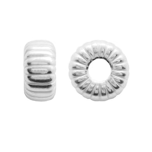 Peut inclure: Deux espaceurs de perles en métal argenté avec un design strié. Les espaceurs sont ronds avec un trou au centre.