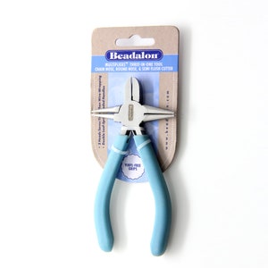 Könnte beinhalten: Blaue Zange mit drei Köpfen: Kettennase, Rundnase und halb versenktem Schneidkopf. Die Verpackung lautet "Beadalon Multipliers Three-in-One Tool".