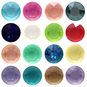 Pode incluir: Dezasseis pedras preciosas redondas e facetadas em várias cores, incluindo azul-turquesa, rosa, pêssego e cinza escuro. Outras cores incluem azul, branco, verde e vermelho. As pedras preciosas estão dispostas num padrão de grade sobre um fundo branco.