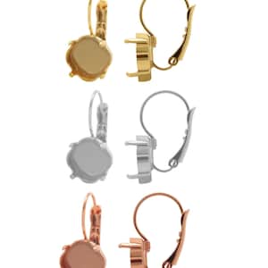 Puede incluir: Tres pares de engastes para pendientes en oro, plata y oro rosa. Cada engaste tiene un bisel redondo para una piedra o cabujón.