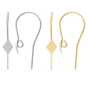 Peut inclure: Apprêts de boucles d'oreilles en argent et or. Les crochets d'oreilles ont un design simple et élégant avec un charm en forme de losange. Les crochets sont conçus pour être légers et confortables pour un usage quotidien.