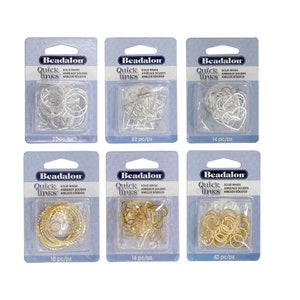 Può includere: Sei confezioni di anelli solidi Beadalon Quick Links in tonalità argento e oro. Le confezioni contengono varie forme, tra cui cerchi, triangoli e cuori. Ogni confezione è etichettata con il numero di pezzi per confezione.