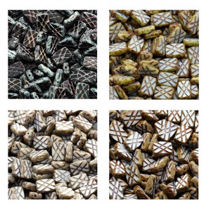 Può includere: Una collezione di quattro immagini che mostrano diversi colori e motivi di perline in ceramica. Le perline sono tutte rettangolari con un motivo a griglia bianca e hanno una finitura lucida. I colori includono nero, verde, marrone e giallo.