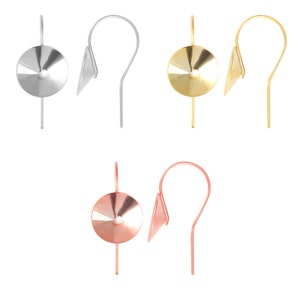Könnte beinhalten: Drei Paar Ohrring-Verschlüsse in Silber, Gold und Roségold. Jeder Verschluss besteht aus einer runden Scheibe mit einem kleinen Kegel in der Mitte und einem dreieckigen Haken.