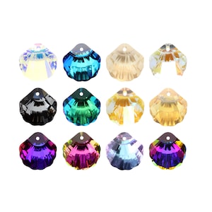 Könnte beinhalten: Zwölf schillernde Glasschalen-Anhänger in verschiedenen Farben, darunter klar, blau, grün, schwarz, lila und gold. Jeder Anhänger hat ein kleines Loch oben zum Aufhängen.