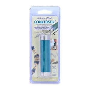 Op de afbeelding: Een turquoise blauwe kegelmandrel gereedschapset van Artistic Wire. De set bevat een verscheidenheid aan kegelmandrels voor het vormen van draad. De verpakking bevat instructies.