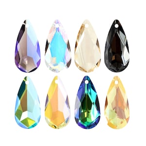Peut inclure: Huit pendentifs en cristal en forme de goutte dans différentes couleurs, y compris transparent, bleu, vert, or et noir.
