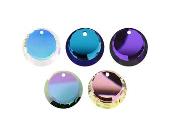 Puede incluir: Cinco abalorios redondos de vidrio iridiscente con un agujero en la parte superior para colgar. Los abalorios son en tonos de azul, morado, verde y rosa.