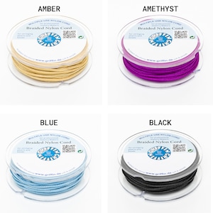 Puede incluir: Cuatro carretes de cord&oacute;n de nailon trenzado Griffin en &aacute;mbar, amatista, azul y negro. Cada carrete est&aacute; etiquetado con el nombre de la marca y los detalles del producto. El cord&oacute;n est&aacute; dise&ntilde;ado para ensartar perlas.