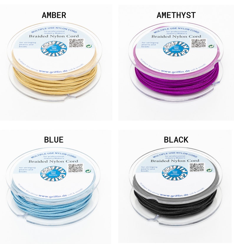 Puede incluir: Cuatro carretes de cord&oacute;n de nailon trenzado Griffin en &aacute;mbar, amatista, azul y negro. Cada carrete est&aacute; etiquetado con el nombre de la marca y los detalles del producto. El cord&oacute;n est&aacute; dise&ntilde;ado para ensartar perlas.