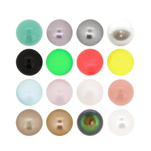 Pode incluir: Uma coleção de dezasseis contas esféricas dispostas numa grelha de quatro por quatro. As contas apresentam uma variedade de cores sólidas, incluindo verde-azulado, lavanda, cinzento, branco, preto, verde néon, vermelho, amarelo, azul claro, rosa pálido, creme, pêssego, castanho claro, dourado, verde iridescente e branco.