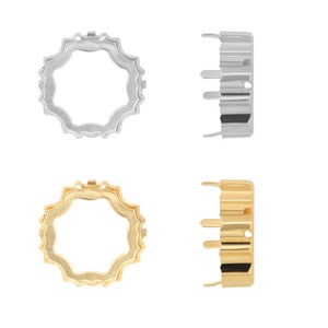 Può includere: Due set di montature metalliche per una grande pietra rotonda decorativa. Un set è argentato e l'altro è dorato.