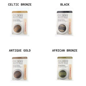 Puede incluir: Cuatro ceras de diferentes colores en peque&ntilde;os envases con un aplicador de madera. Las ceras est&aacute;n etiquetadas como "Celtic Bronze", "Black", "Antique Gold" y "African Bronze".