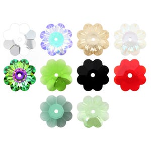 Pode incluir: Uma coleção de dez contas de cristal em forma de flor dispostas em três filas. As contas apresentam várias cores, incluindo transparente, roxo iridescente, ouro, branco, verde, preto, vermelho e verde claro, com um orifício central.