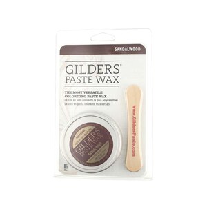 Puede incluir: Una peque&ntilde;a lata de CERA PARA PASTEL GILDERS en color s&aacute;ndalo. La lata viene empaquetada con un aplicador de madera. El texto en el empaque dice "THE MOST VERSATILE COLORIZING PASTE WAX".