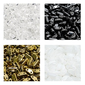 Peut inclure: Quatre images en gros plan de perles de verre de différentes couleurs : transparent, noir, or et blanc. Les perles sont toutes en forme de demi-lune avec deux trous.