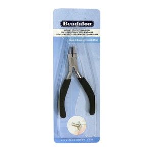 Puede incluir: Alicates de corte de alambre de memoria con mangos negros y mordazas de metal plateado. El embalaje muestra la marca Beadalon y el texto "Memory Wire Cutting Pliers, Pincers de finition pour fil à mémoire, Pinzas de acabado para alambre con memoria, 4mm & 2 mm (1/16 in & 0.07 in)".