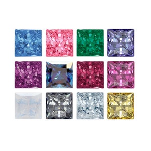 Op de afbeelding: Twaalf vierkante edelstenen in verschillende kleuren, waaronder blauw, roze, groen, paars en geel. De edelstenen zijn gerangschikt in een rasterpatroon.