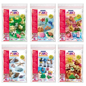 Op de afbeelding: Zes pakketten FIMO-klei accessoires. Elk pakket heeft een ander thema: boerderijdieren, zeedieren, kleine beren, schelpen, pompoenen en vrolijk kerstfeest. Elk pakket bevat een verscheidenheid aan kleurrijke kleimallen.