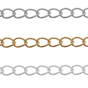 Puede incluir: Tres cadenas plateadas y doradas con un cierre en forma de lágrima en el extremo. Las cadenas son todas de la misma longitud y tienen un diseño delicado y enlazado.