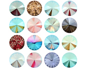 Könnte beinhalten: Sortiment von 12 runden, facettierten Glas-Strasssteinen in verschiedenen Farben, darunter Blau, Grün, Rot, Gold und Silber. Die Strasssteine haben eine flache Rückseite und eine spitze Oberseite.