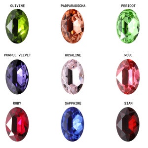 Pode incluir: Nove gemas ovais em diferentes cores, incluindo verde, marrom, rosa, roxo, vermelho e azul. Cada gema &eacute; etiquetada com seu nome: Olivina, Padparadscha, Peridoto, Veludo Roxo, Rosalina, Rosa, Rubi, Safira e Siam.