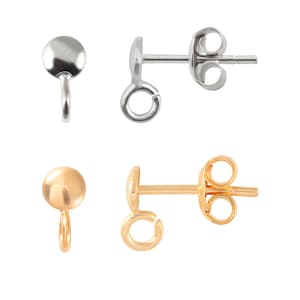 Op de afbeelding: Twee paar oorbelsluitingen, één paar is zilver en het andere is goud. Elke sluiting heeft een kleine ronde bal aan de bovenkant en een lus aan de onderkant.