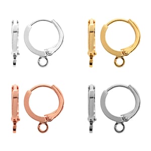 Op de afbeelding: Vier paar oorringen in zilver, goud, roségoud en gunmetal. Elke oorring heeft een scharniersluiting en een kleine lus voor het bevestigen van bedels. De oorbellen worden getoond tegen een witte achtergrond.