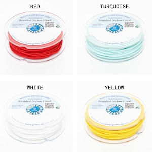 Puede incluir: Cuatro carretes de cord&oacute;n de nailon trenzado en rojo, turquesa, blanco y amarillo. Cada carrete est&aacute; etiquetado como "Braided Nylon Cord" y "Multiple Use Nylon Cord" para la fabricaci&oacute;n de joyas. El logotipo de Griffin es visible.