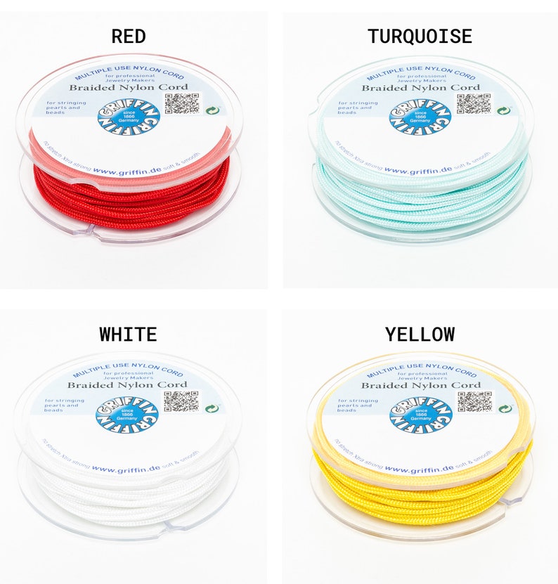 Puede incluir: Cuatro carretes de cord&oacute;n de nailon trenzado en rojo, turquesa, blanco y amarillo. Cada carrete est&aacute; etiquetado como "Braided Nylon Cord" y "Multiple Use Nylon Cord" para la fabricaci&oacute;n de joyas. El logotipo de Griffin es visible.