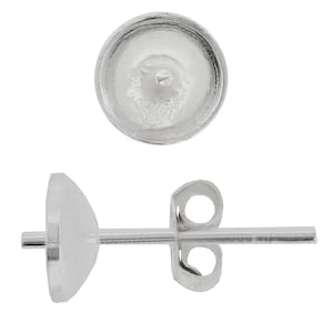 Könnte beinhalten: Silberne Ohrring-Findings mit einer runden, flachen, napfförmigen Fassung für einen Cabochon-Stein.