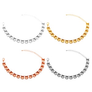 Peut inclure: Quatre bracelets de couleurs différentes avec un design de chaîne à maillons. Chaque bracelet a une rangée de sertis carrés pour les pierres. Les bracelets sont argent, or, or rose et argent.