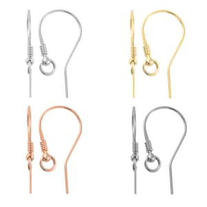 Könnte beinhalten: Drei Paar Ohrhaken in Silber, Gold und Roségold. Jedes Paar verfügt über einen einfachen, gebogenen Haken mit einer kleinen Kugel oben.