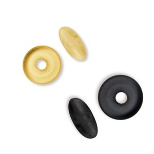 Op de afbeelding: Vier plastic knopen, twee zwart en twee goud. De zwarte knopen zijn ovaalvormig en de gouden knopen zijn rond met een gat in het midden.