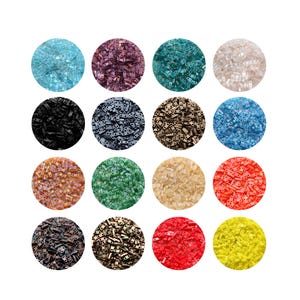 Könnte beinhalten: Eine Sammlung farbenfroher Rocailles in verschiedenen Farbtönen, darunter Blau, Lila, Grün und Gelb. Jede Farbe ist in einer kreisförmigen Form enthalten, die die rechteckige Form und das schillernde Finish der Perlen hervorhebt. Ideal für Schmuckherstellung und Bastelarbeiten.