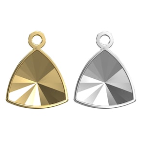 Puede incluir: Dos colgantes triangulares, uno dorado y otro plateado, con un diseño facetado y un bucle en la parte superior para sujetar a las joyas.