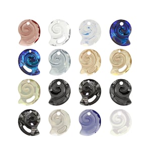 Puede incluir: Surtido de 16 dijes de cristal en forma de concha en varios colores, incluyendo transparente, negro, azul, marrón y blanco. Cada dije presenta un diseño en espiral y un agujero para sujetarlo a joyas.